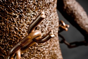 84-mattia-trotta-artista-sculture-filo-metallico-ferro-bronzo-alluminio-rame-chains-ne-libero-ne-schiavo